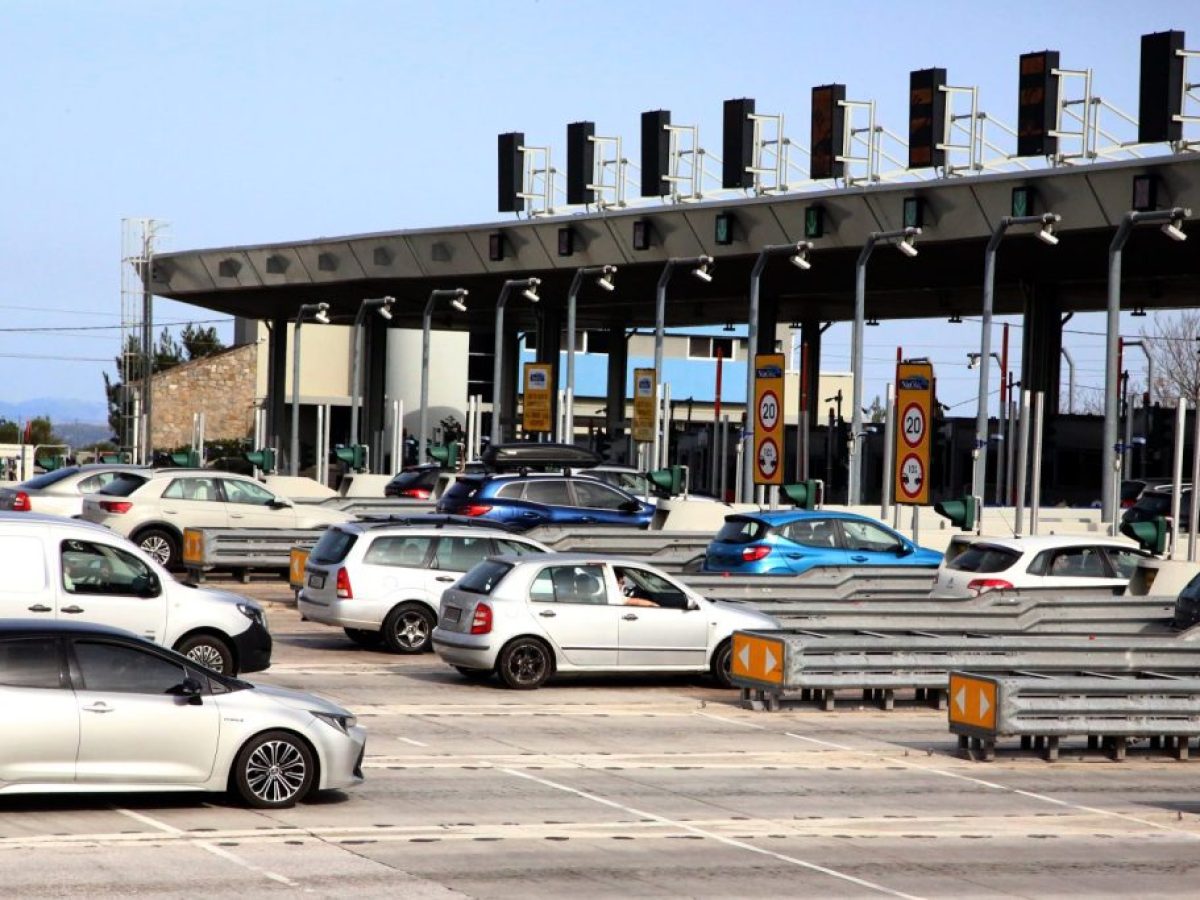 Στο δρόμο της επιστροφής: Κυκλοφοριακό «έμφραγμα» στην Κακιά Σκάλα – Αυξημένη κίνηση σε εθνικές οδούς, λιμάνια και διόδια