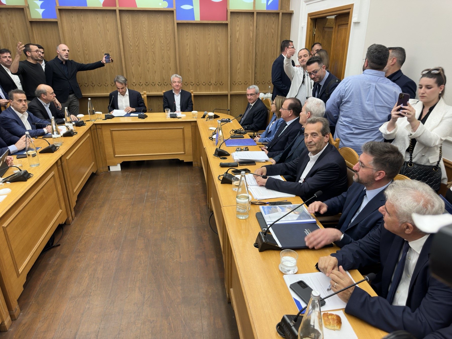 sto-epikentro-i-eniea-diachirisi