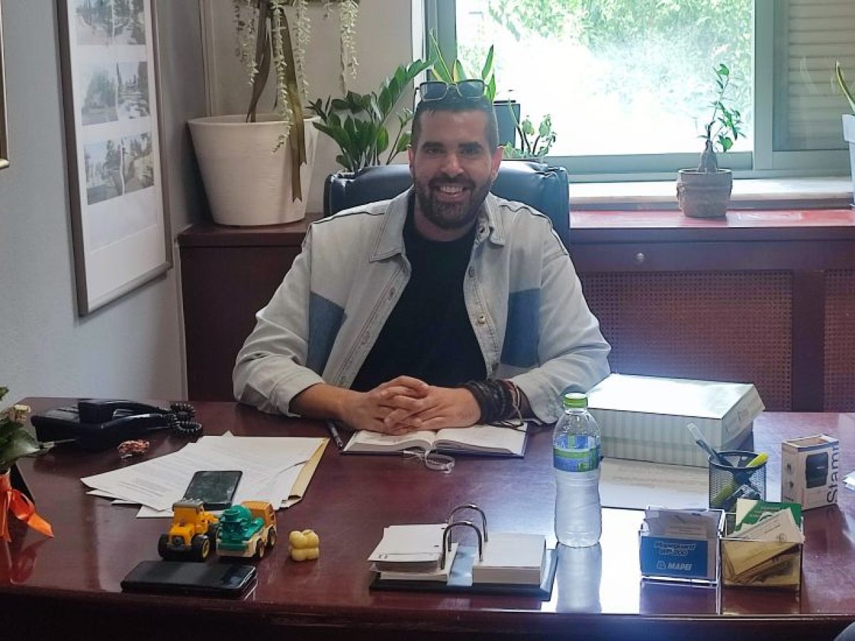 Στο γραφείο του δέχθηκε τις ευχές για την ονομαστική του γιορτή ο Γιώργος Καταβούτας