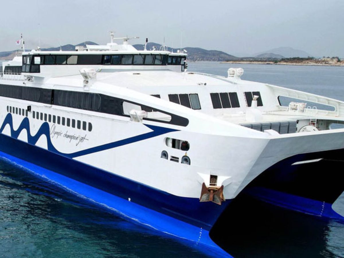 Στο λιμάνι του Λαυρίου εκτάκτως το «Champion Jet I» μετά τον τραυματισμό 32χρονου ναυτικού