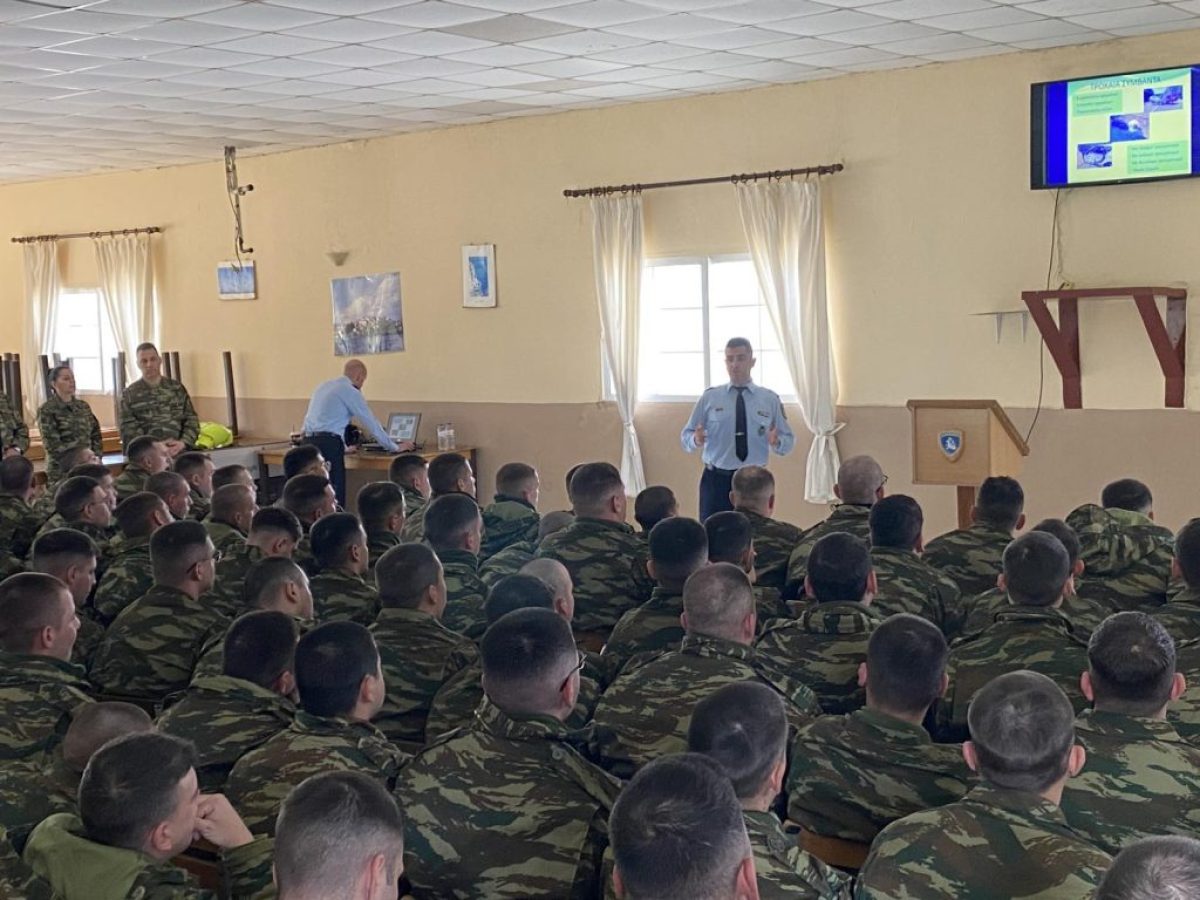 Στο πλαίσιο στοχευμένης εκστρατείας για τη μηδενική ανοχή στη μη χρήση κράνους αξιωματικοί των Τμημάτων Τροχαίας Καστοριάς και Φλώρινας πραγματοποίησαν ενημερωτικές διαλέξεις σε νεοσύλλεκτους στρατιώτες, με θέμα την οδική ασφάλεια και τη μείωση των τροχαίων ατυχημάτων