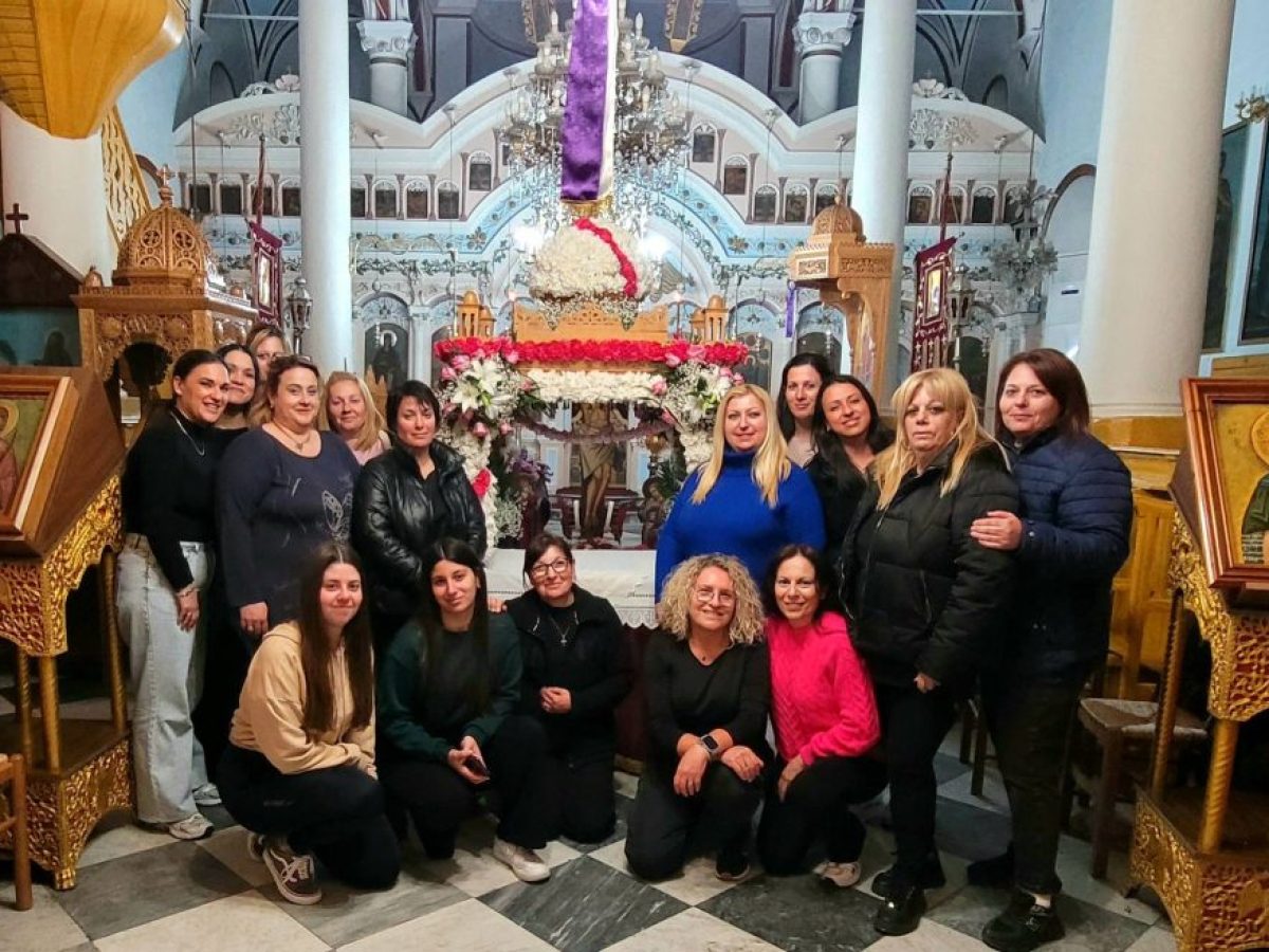 Στολισμός Επιταφίου στο Θάνος: Η Ζωντανή παράδοση μέσα από τα έθιμα.