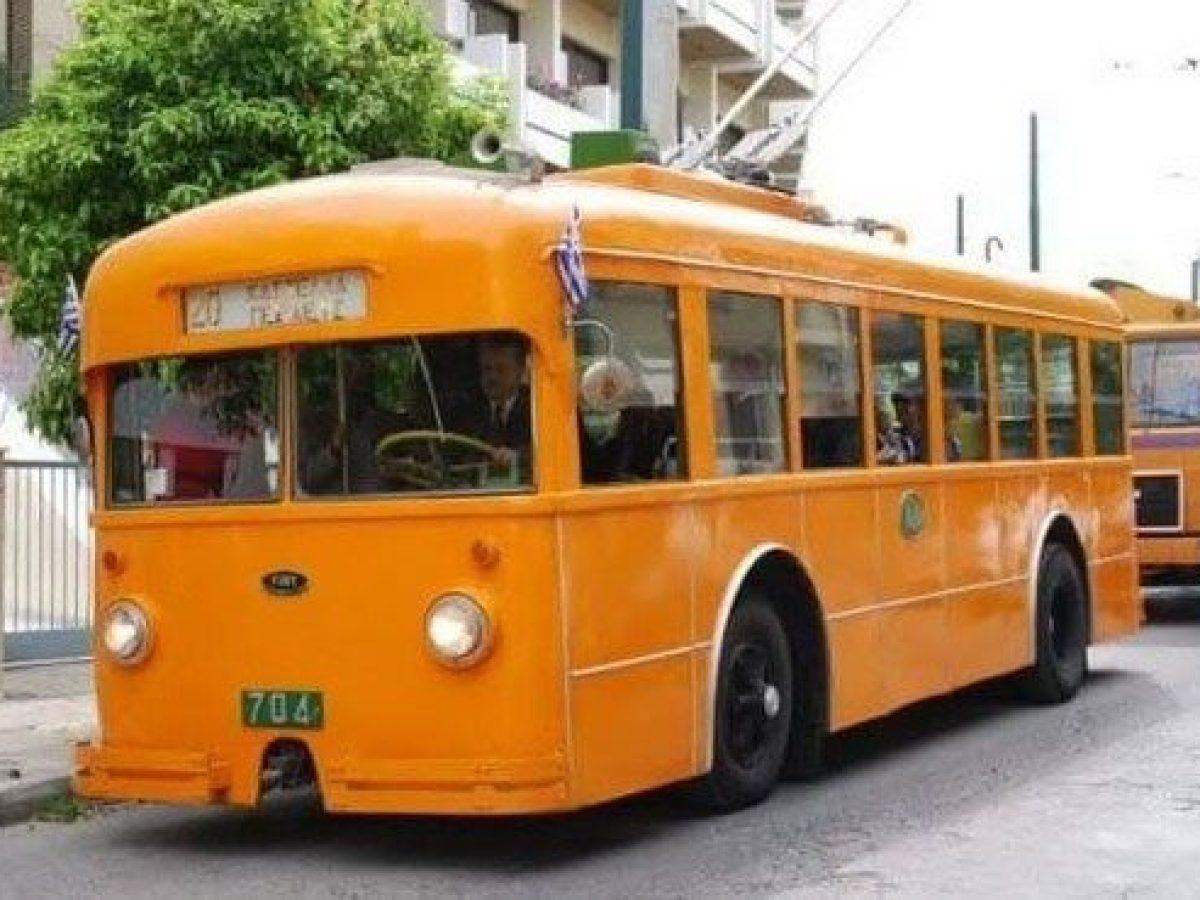 Τα ιστορικά τρόλλεϋ στους δρόμους του Πειραιά την Κυριακή των Βαΐων