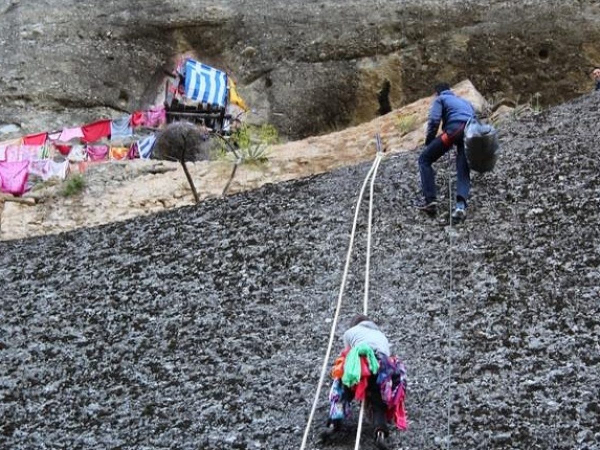 Θα κρεμάσουν μαντήλια και φέτος στον Αγιο Γεώργιο Μανδηλά στο Καστράκι