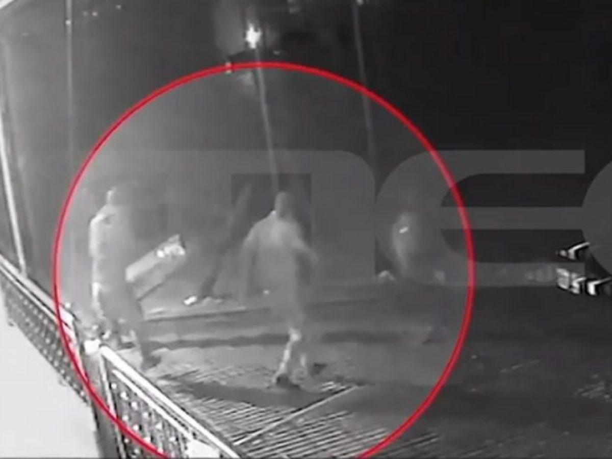 Θέρμο: Δείτε πως οι δραπέτες έσερναν 65χρονο και τον έβαλαν με τη βία στο σπίτι του για να τον ληστέψουν (video)