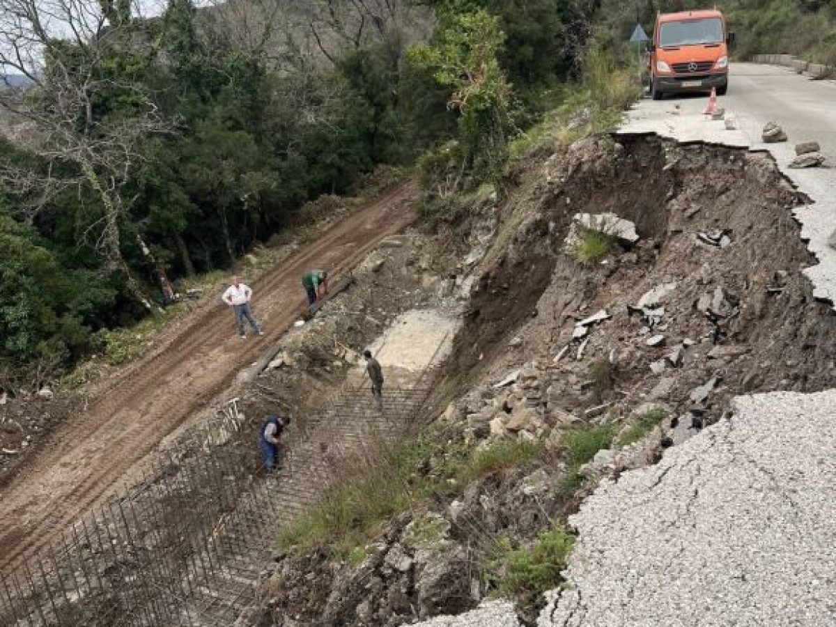 Θέρμο: Αντιμετωπίζονται από το Δήμο τα προβλήματα από τις κατολισθήσεις στο δρόμο Αετόπετρα – Δρυμώνας