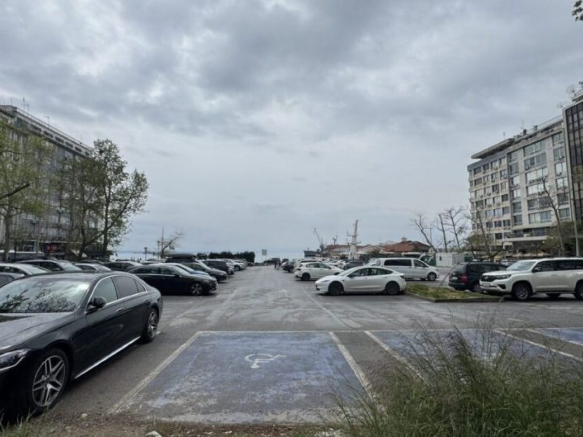 Θεσσαλονίκη: Έγινε ξανά πάρκινγκ η πλατεία Ελευθερίας – Τι απαντούν οι αρμόδιοι (ΦΩΤΟ)