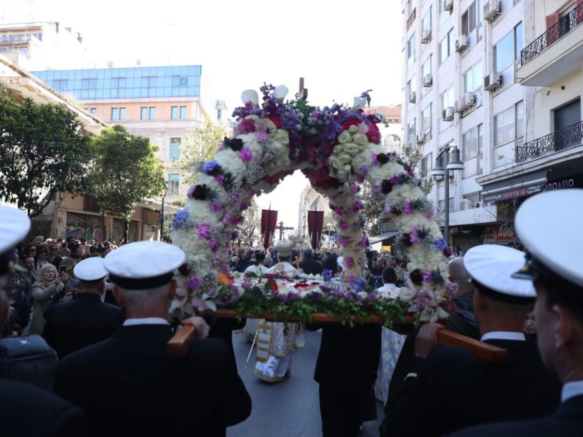 Θεσσαλονίκη: Με κατάνυξη η περιφορά του Επιταφίου του Αγίου Μηνά