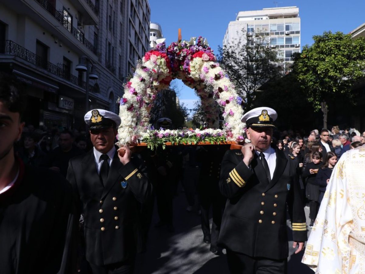 Θεσσαλονίκη: Με κατάνυξη η περιφορά του Επιταφίου του Αγίου Μηνά (εικόνες)