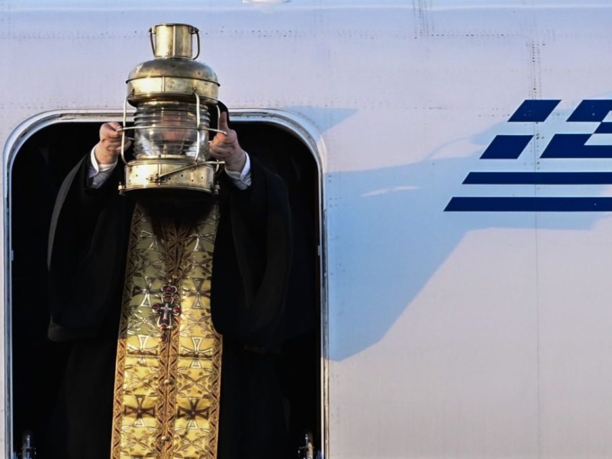 Θεσσαλονίκη: Πότε φτάνει το Άγιο Φως σήμερα – Πώς θα μεταφερθεί σε όλη τη χώρα