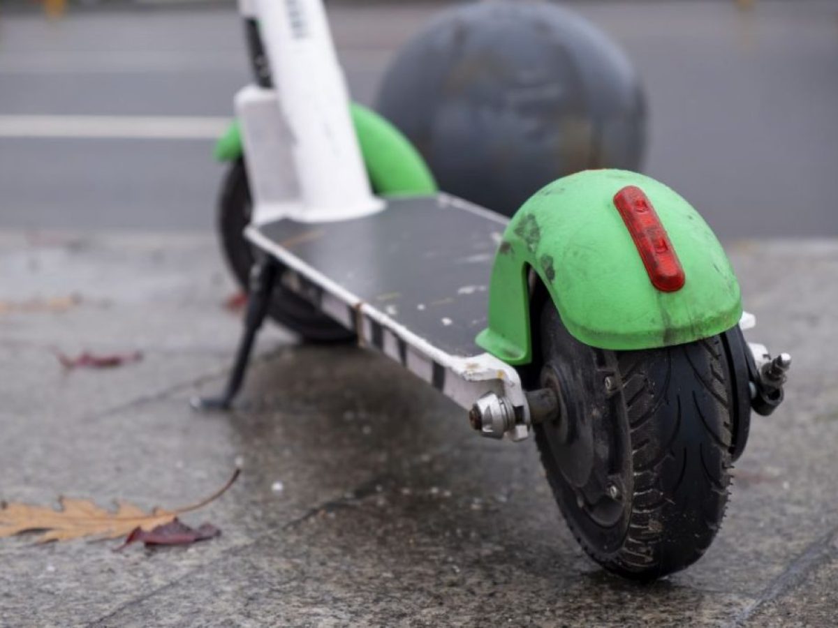 Θεσσαλονίκη: Βρέθηκε με ηλεκτρικό πατίνι στη λεωφόρο Μουδανιών (ΒΙΝΤΕΟ)