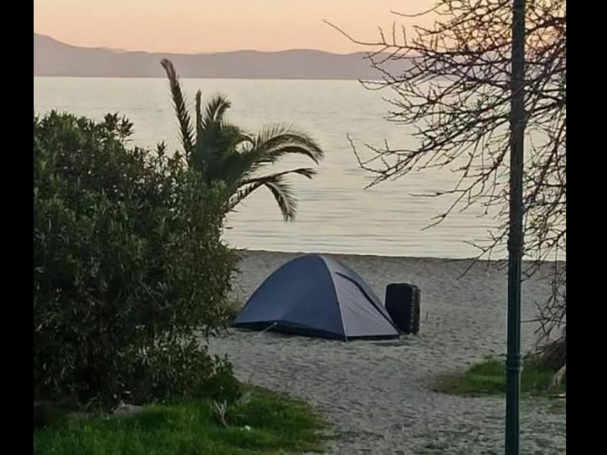 Θλίψη: Πέθανε 45χρονη που ζούσε σε σκηνή δίπλα στην θάλασσα χωρίς νερό και φαγητό