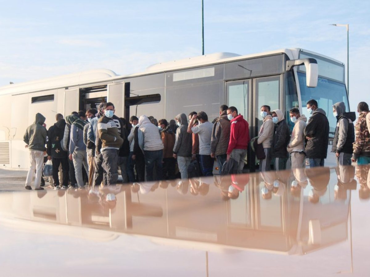 Θωράκιση της Κρήτης έναντι των μεταναστευτικών ροών: Ενισχύσεις με drones της Frontex και διπλωματική «γραμμή» στη Λιβύη ανακοίνωσε ο Β. Κικίλιας – “Οχι” σε ιδιωτική φύλαξη της Αγυιάς από τον Ν. Καλογερή