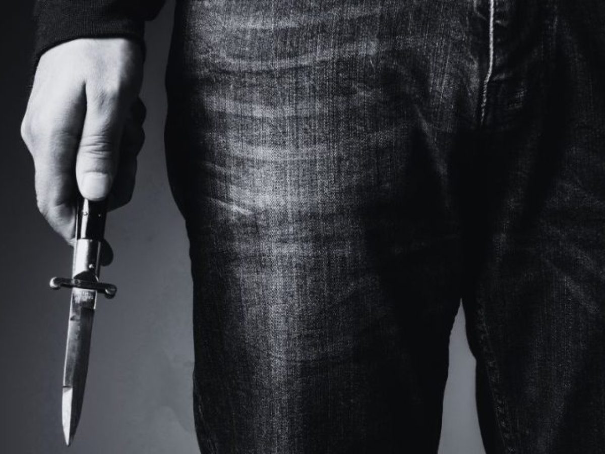 Θρίλερ στο Άργος: Μαυροντυμένος άνδρας γυρίζει με μαχαίρι και τρομοκρατεί γυναίκες