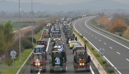 ti-megali-triti-ta-trakter-1