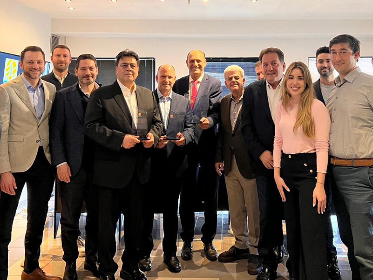 Τιμητικές διακρίσεις της Ένωσης Ξενοδόχων στους ιδιοκτήτες και τον διευθυντή του ξενοδοχείου “Τui Blue Lindos Bay”