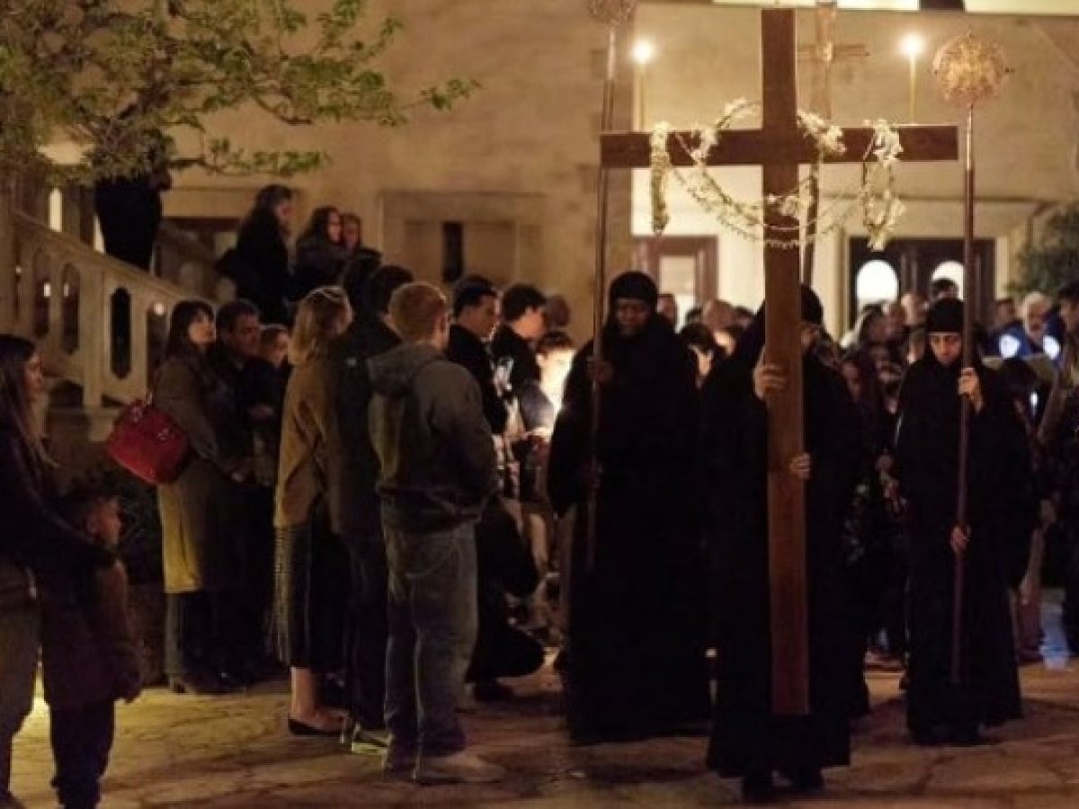 Την Ακολουθία και Περιφορά του Επιταφίου στα Χανιά παρακολούθησε ο Κυρ. Μητσοτάκης