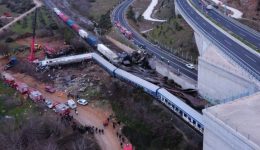 to-dimosio-paretite-apo-prosfiges