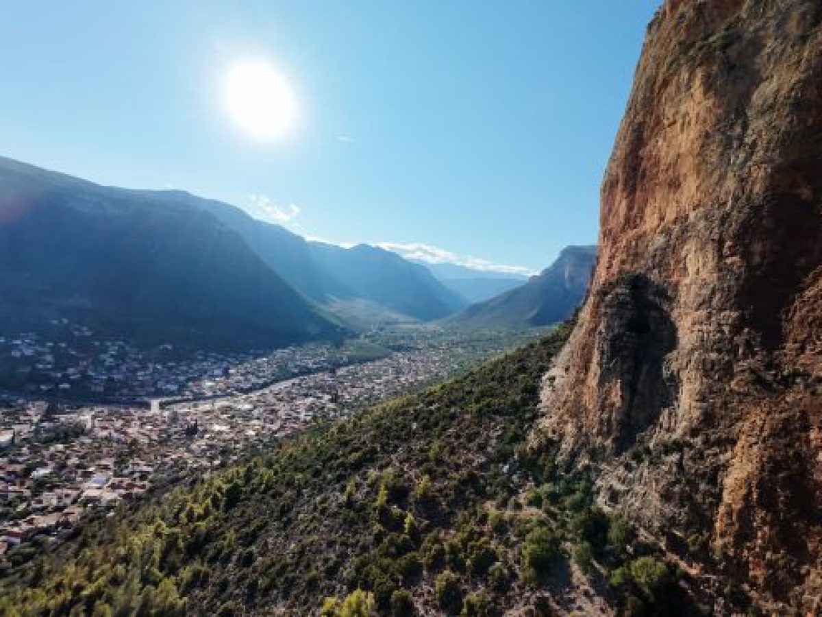 Το εορταστικό ωράριο για τα εμπορικά καταστήματα Λεωνιδίου
