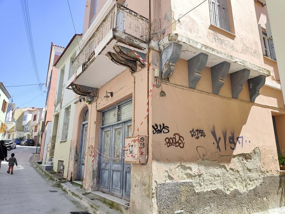 Το Κιρκινέτσι:Κινδυνος από ετοιμόροπα τμήματα κατοικίας στην οδό Βερναρδάκη