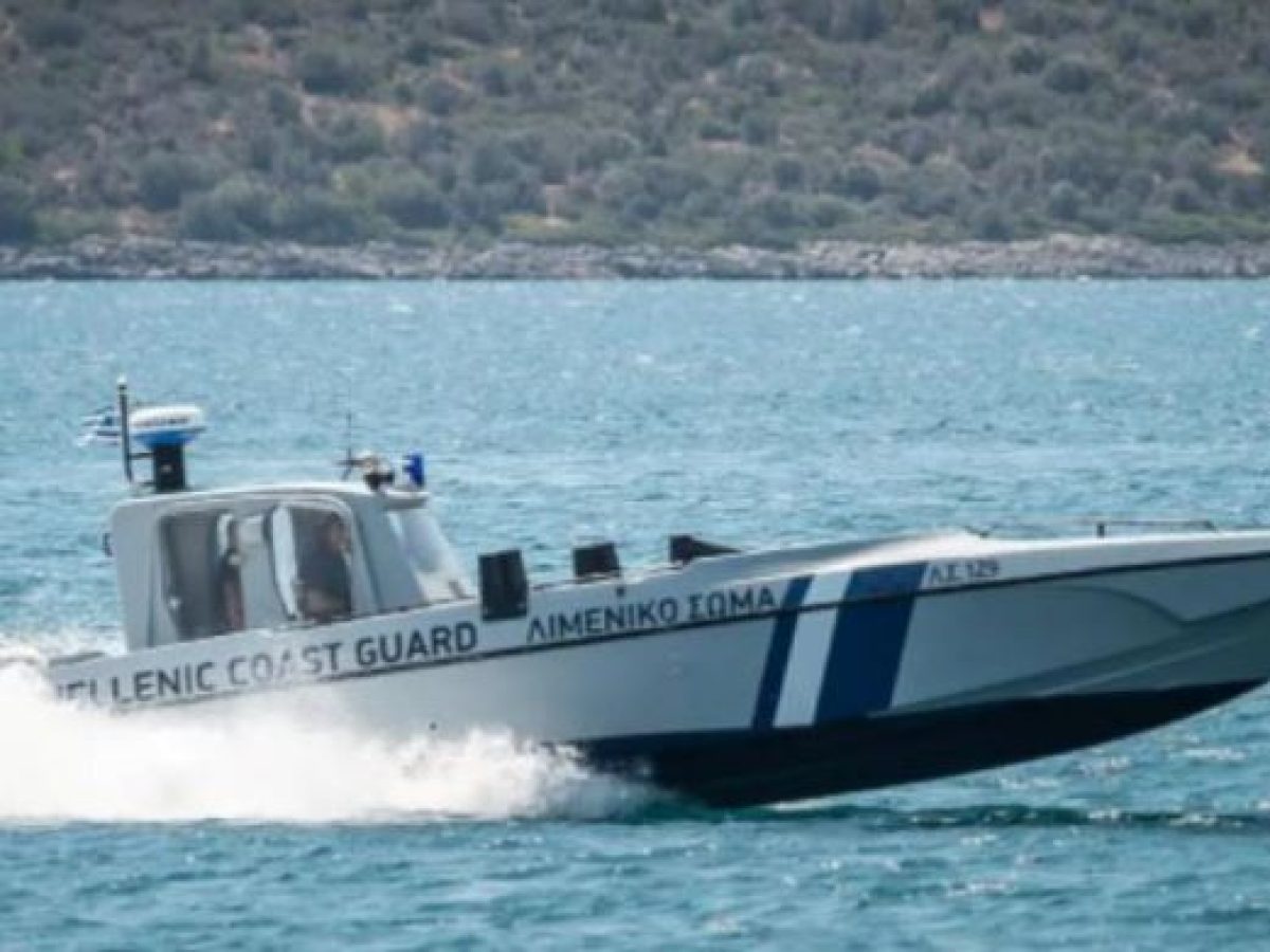 Το Λιμενικό Βουλιαγμένης διέσωσε δυο ανθρώπους από τη θάλασσα στο Λαγονήσι