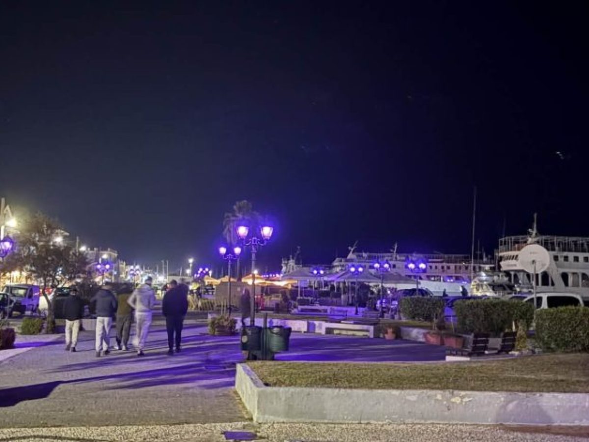 Το Ληξούρι «βάφτηκε» μωβ για τη Μεγάλη Εβδομάδα – μια εικόνα που ξεχωρίζει