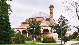 to-megaloprepes-koursoum-tzami-sta-1