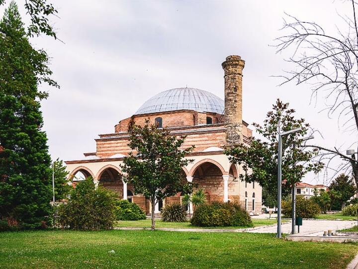 to-megaloprepes-koursoum-tzami-sta-1