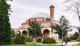 to-megaloprepes-koursoum-tzami-sta-2