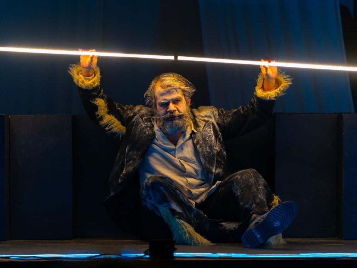 «Το Θείο Τραγί» του Γιάννη Σκαρίμπα στο Γκραν Γκινιόλ λαμπ