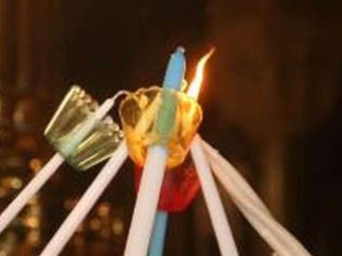 Το Άγιο Φως στη Σαντορίνη λίγο μετά τις 9 το βράδυ του Μ. Σαββάτου