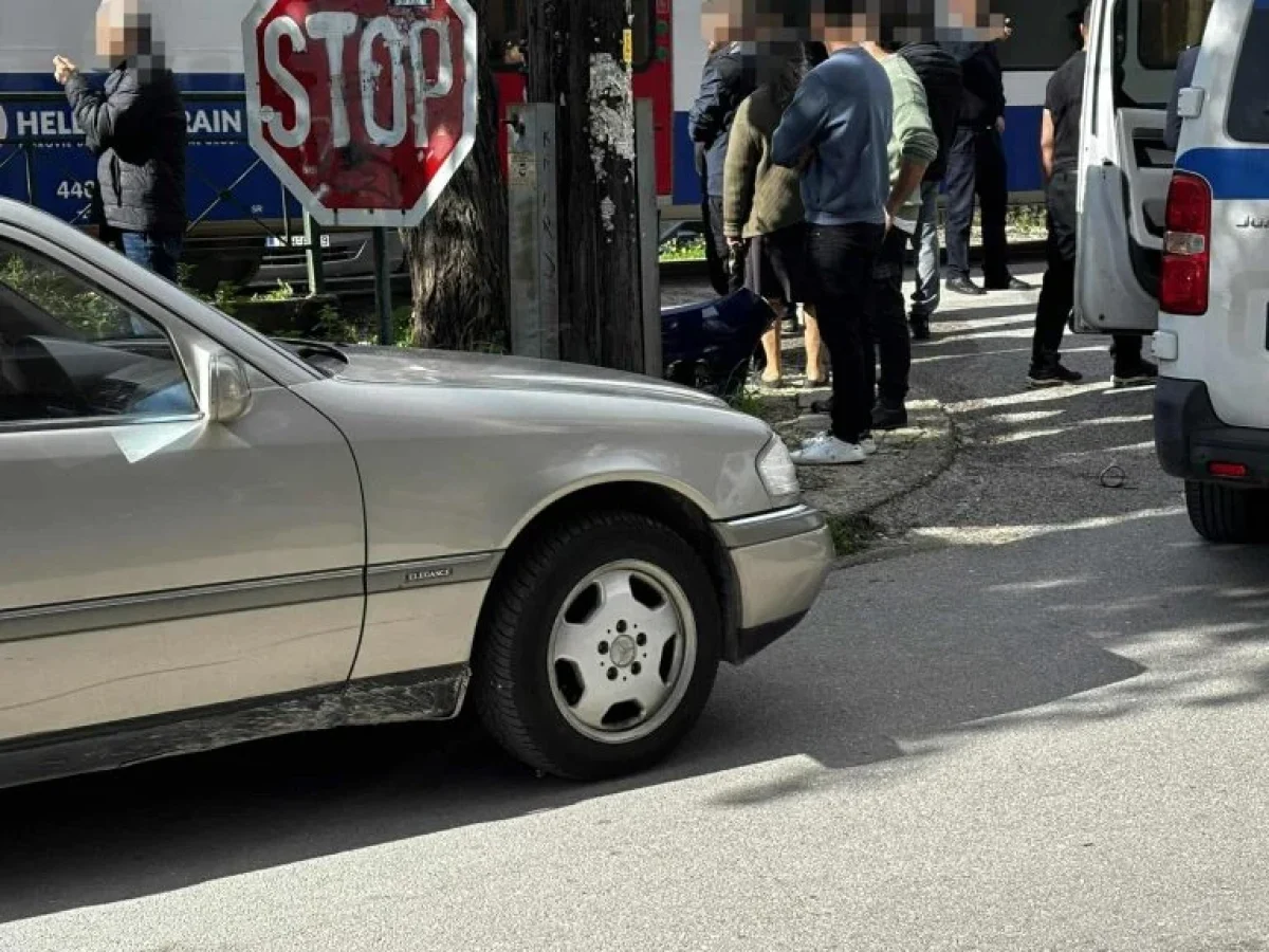 ΤΩΡΑ – Πάτρα: Τρένο έπεσε σε ΙΧ που ήταν παρκαρισμένο στις γραμμές!