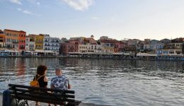 tourismos-stin-kriti-epiveveononte-ta