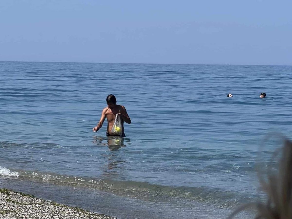 Τουρίστας καθάριζε τη θάλασσα στον Αγιόκαμπο (φωτό και βίντεο)