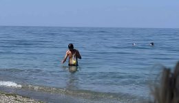 touristas-katharize-ti-thalassa-ston