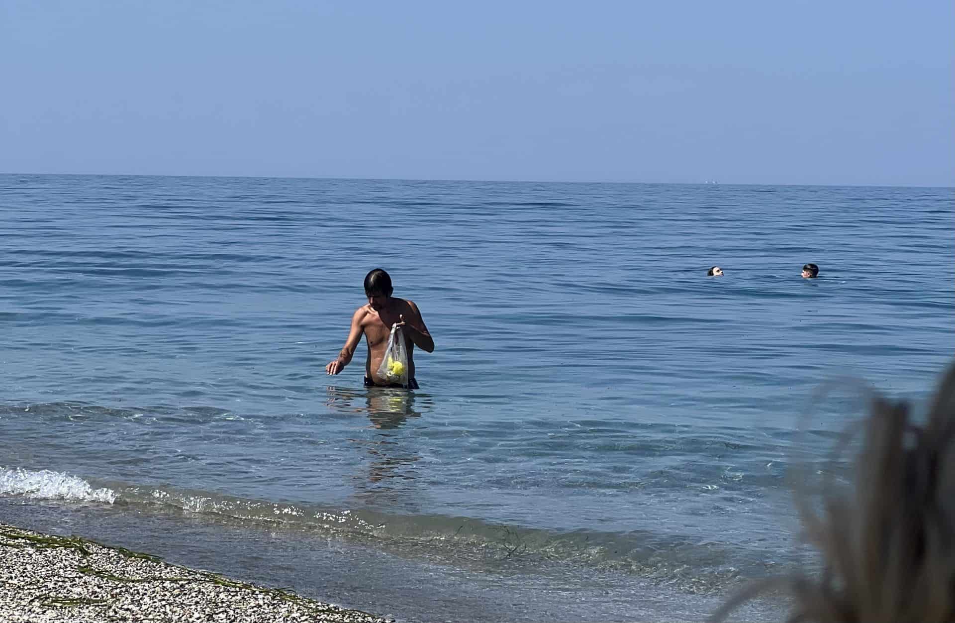 touristas-katharize-ti-thalassa-ston