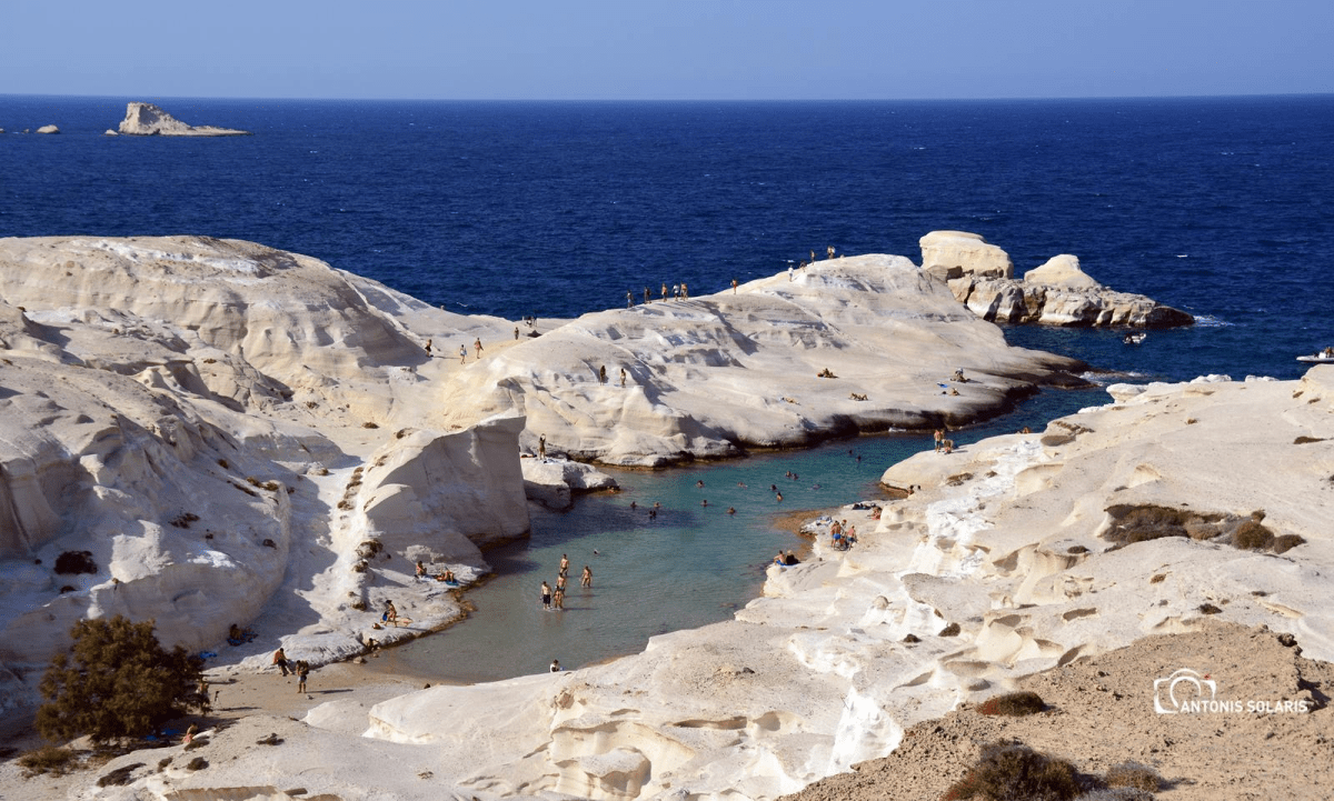 touristikes-ependisis-stis-kiklades-pia