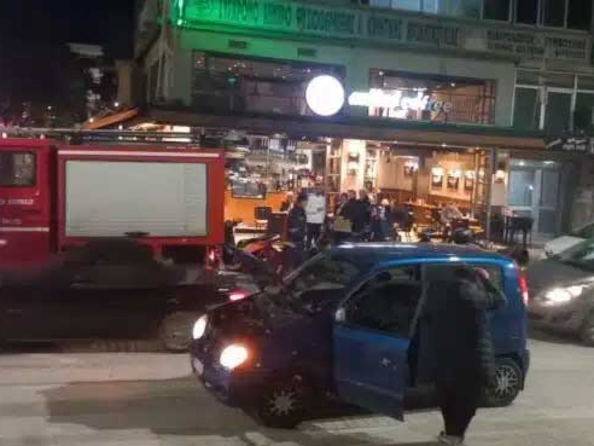 Τρίκαλα: Φλεγόμενο όχημα στην κεντρική πλατεία