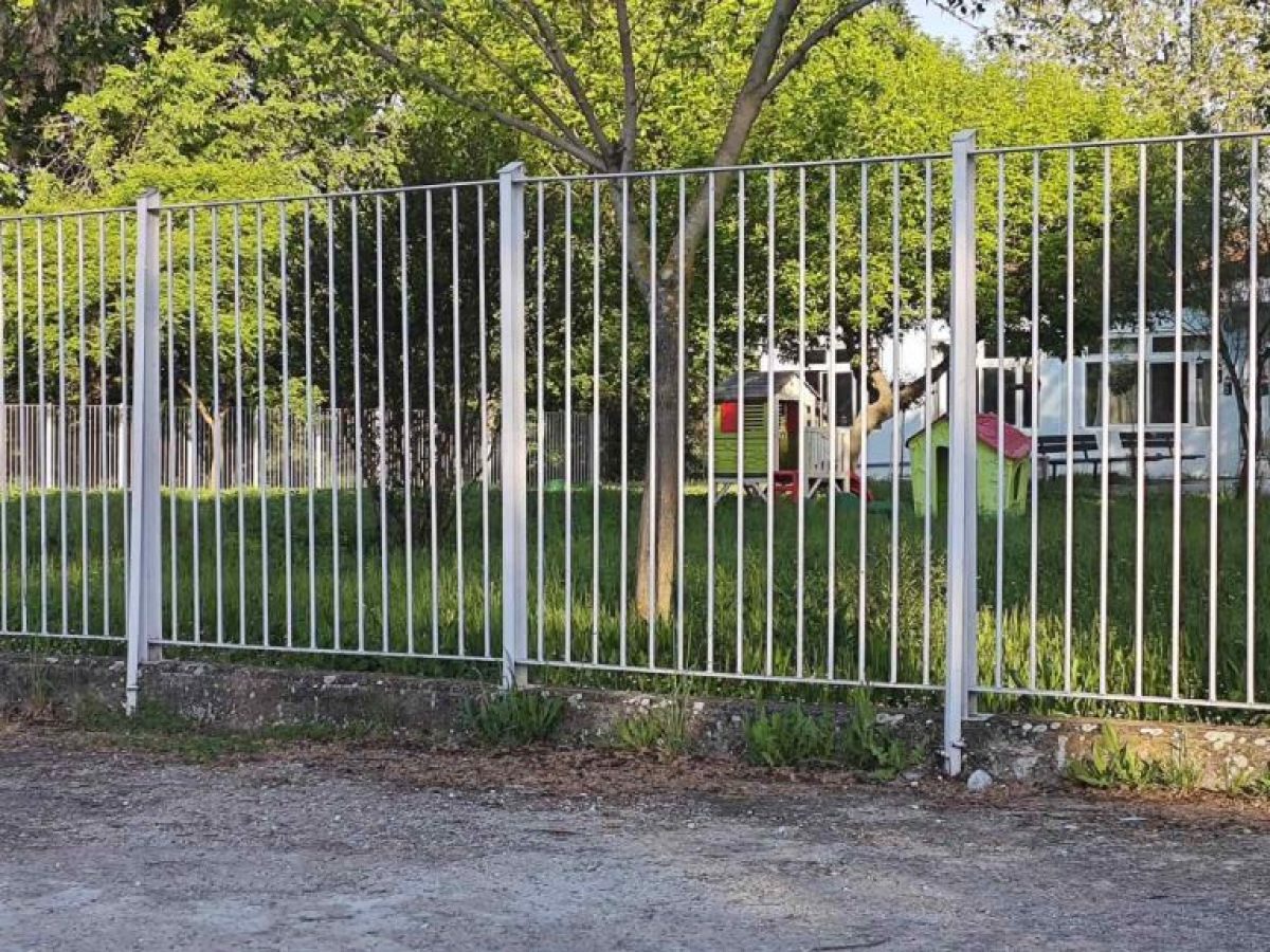 Τρίκαλα: Πνίγηκε στα χόρτα η αυλή του 2ου Νηπιαγωγείου