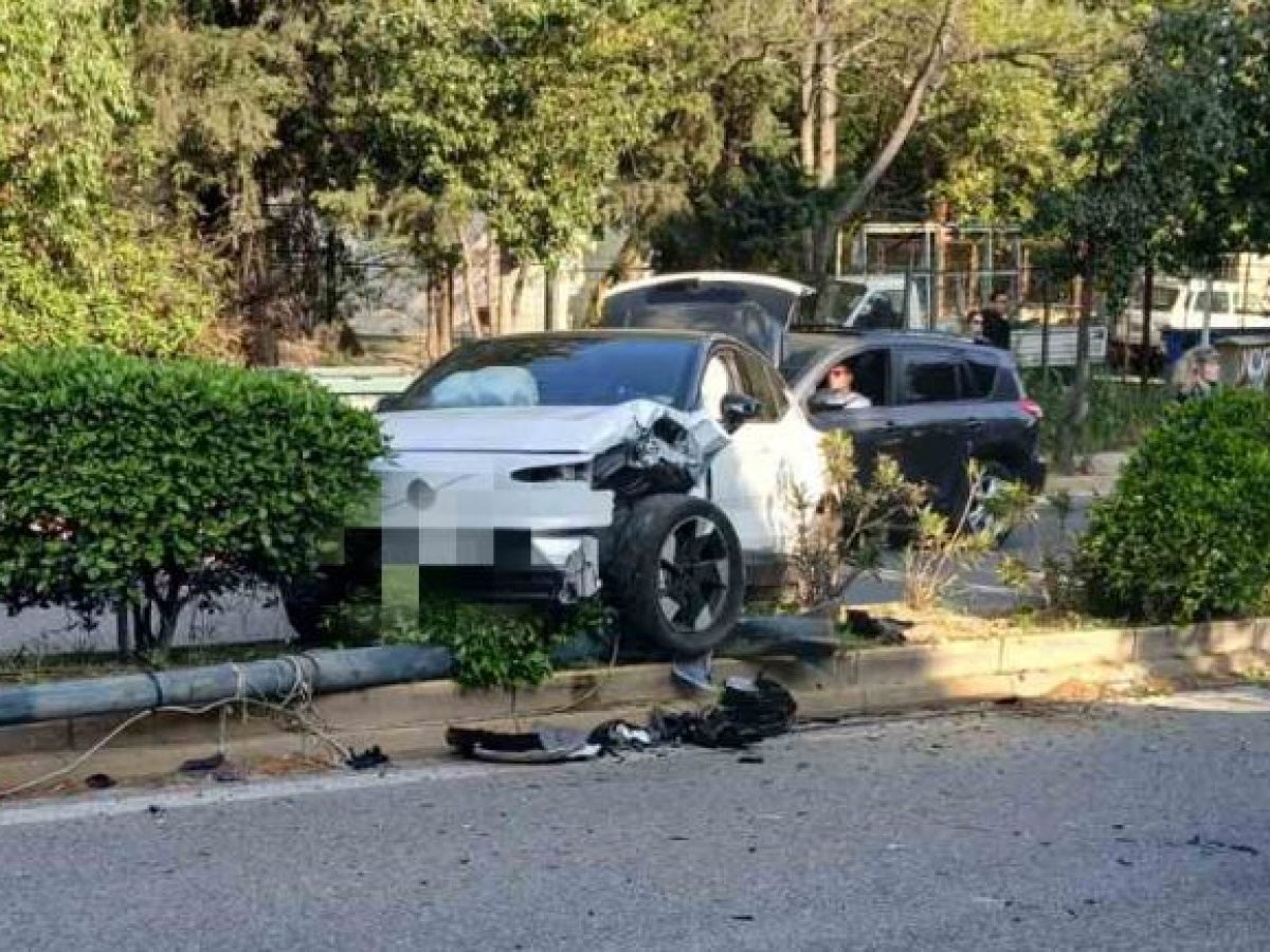 Τροχαίο ατύχημα στη Λεωφόρο Παπανδρέου στα Μελίσσια