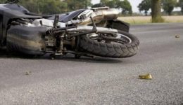 trocheo-me-michani-konta-stin