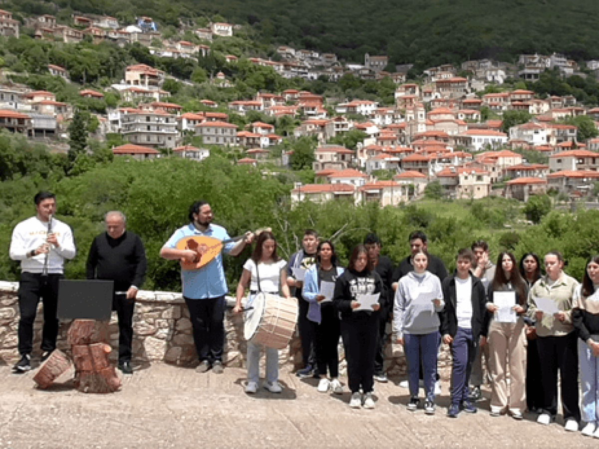 Τρόπαια: Ένα τραγούδι που ενώνει τα χωριά της Γορτυνίας – Ο Μπάμπης Τσέρτος τραγουδά με τους μαθητές του Γυμνασίου και Λυκείου Τροπαίων