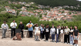 tropea-ena-tragoudi-pou-enoni