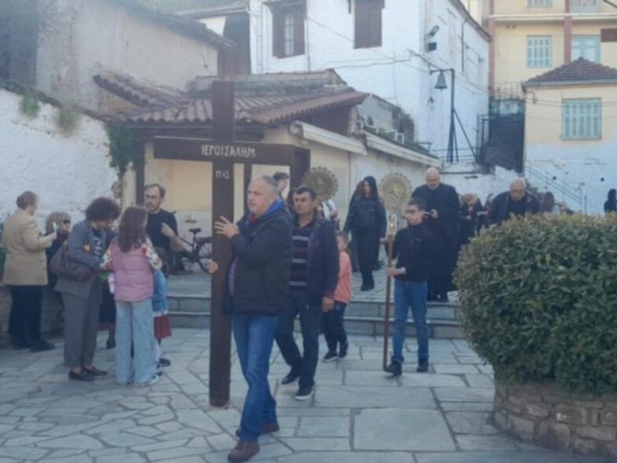 Βγήκε ο πρώτος επιτάφιος στα Τρίκαλα από τον Ιερό Ναό Αγίων Αναργύρων