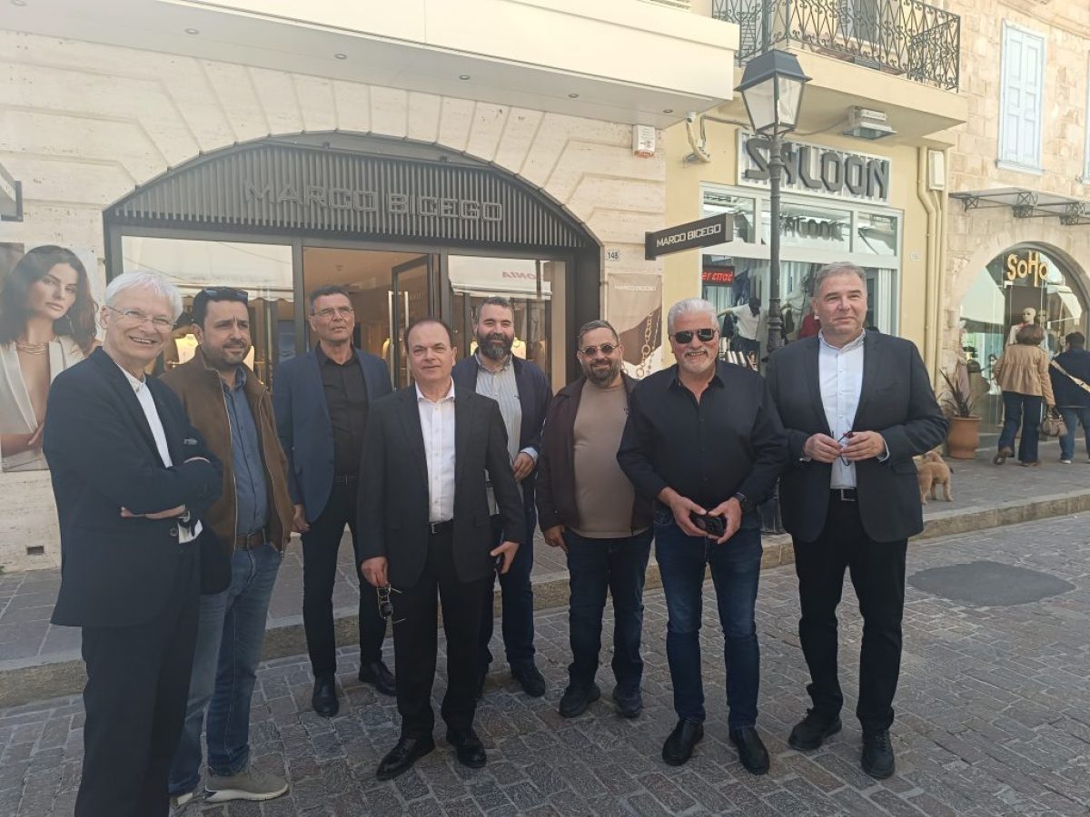 Βόλτα στην πόλη για τον δήμαρχο και τους συνεργάτες του – Αντάλλαξαν ευχές με πολίτες και επαγγελματίες