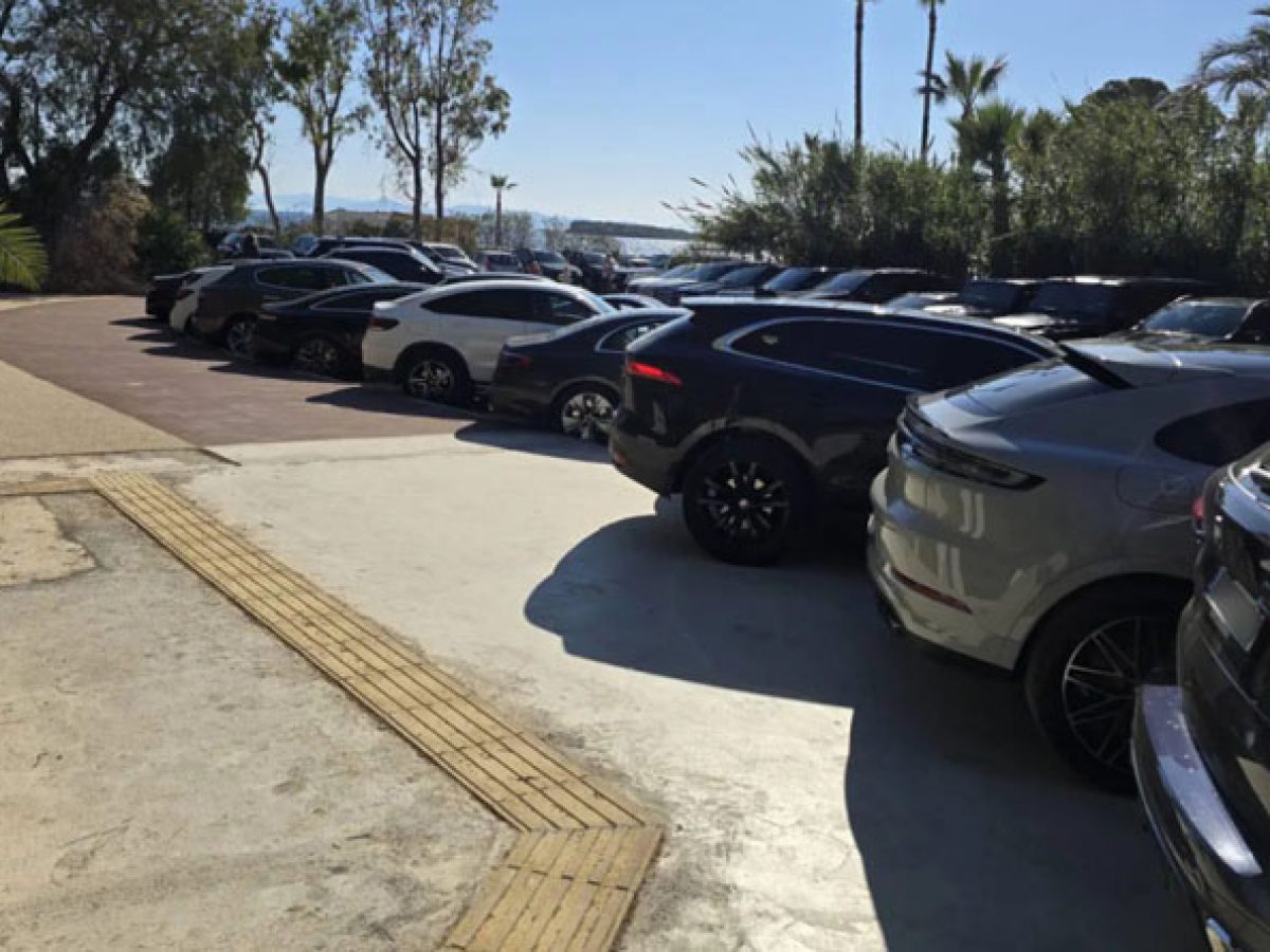 Βούλα: Σύλληψη 4 ατόμων που έπαιρναν χρήματα για να παρκάρουν αυτοκίνητα σε δρόμους και πεζοδρόμια