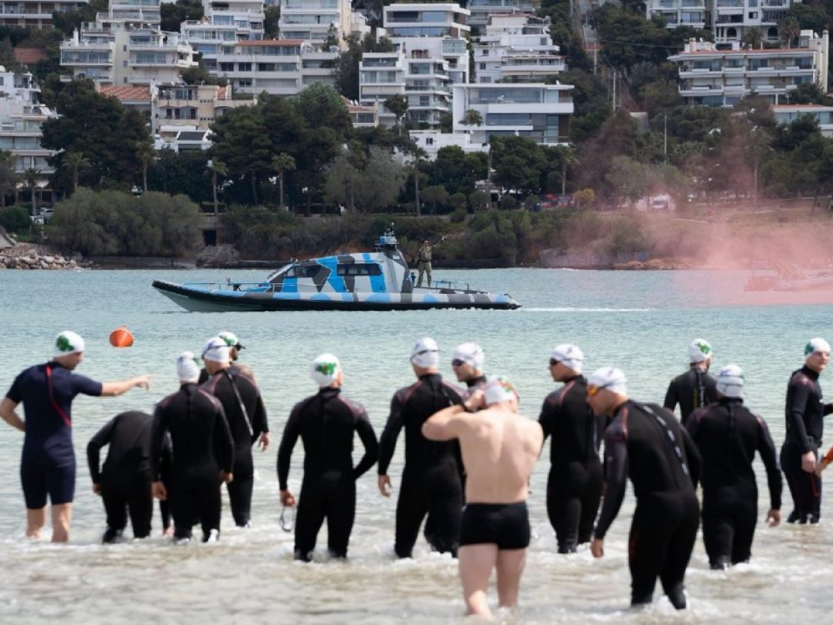 Βουλιαγμένη: ΟΥΚ και πολίτες κολύμπησαν για «Μικρούς Ήρωες»