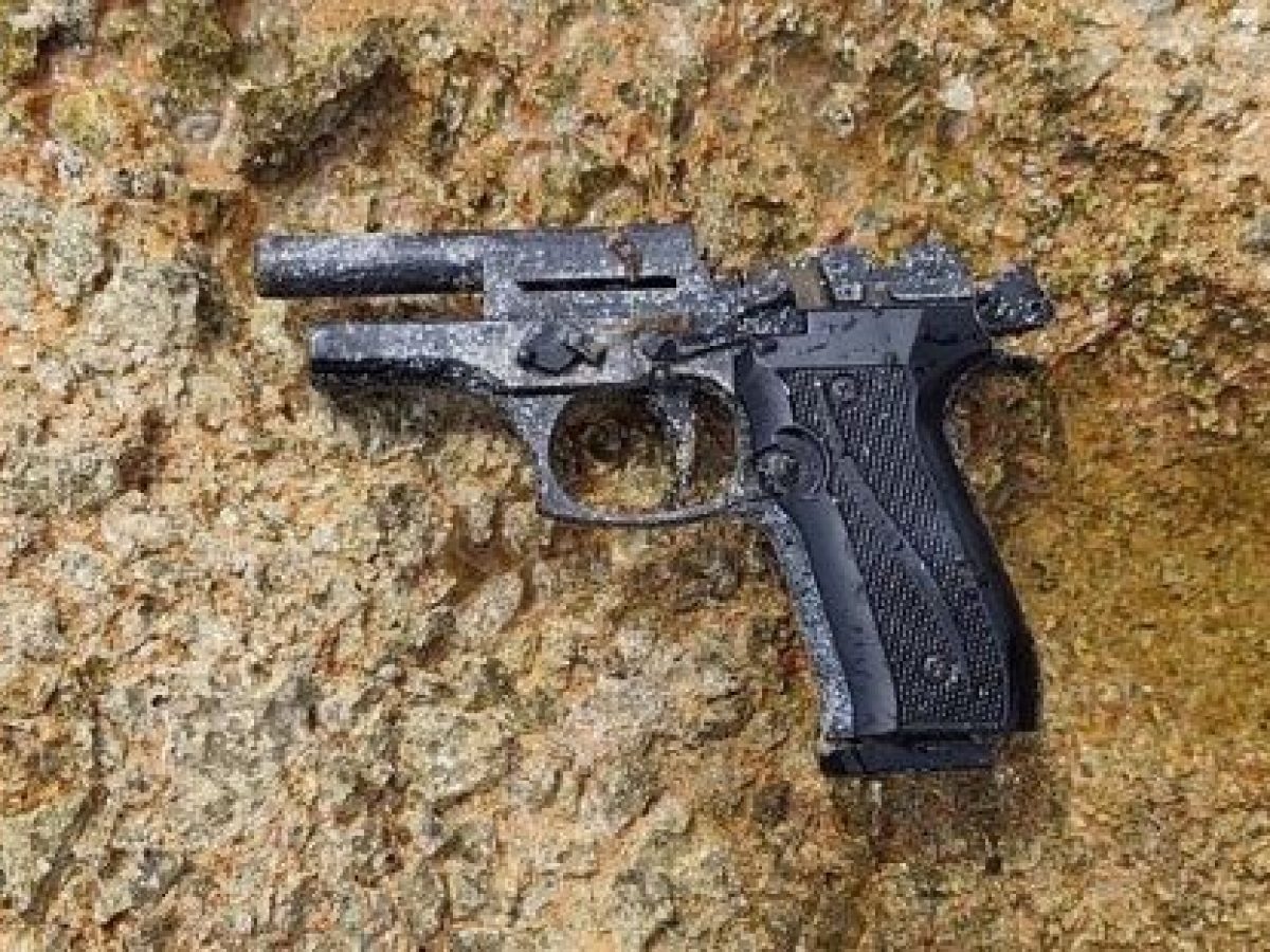 Βρέθηκε πυροβόλο όπλο στην θάλασσα στην παραλία της Βάρκιζας