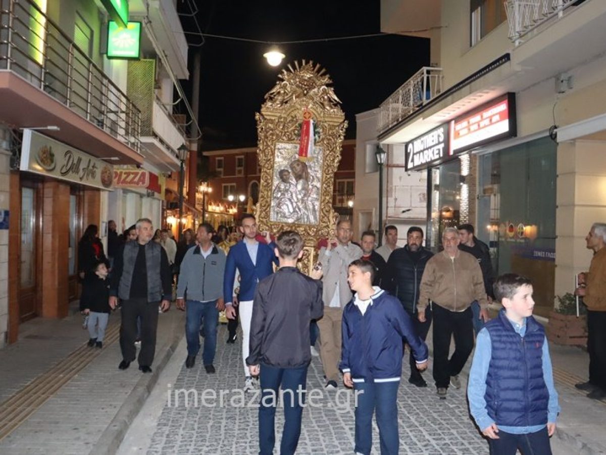 Ζάκυνθος | Όταν η παράδοση συναντά την κατάνυξη στη λιτανεία της Λαουρένταινας (φώτο-βίντεο)