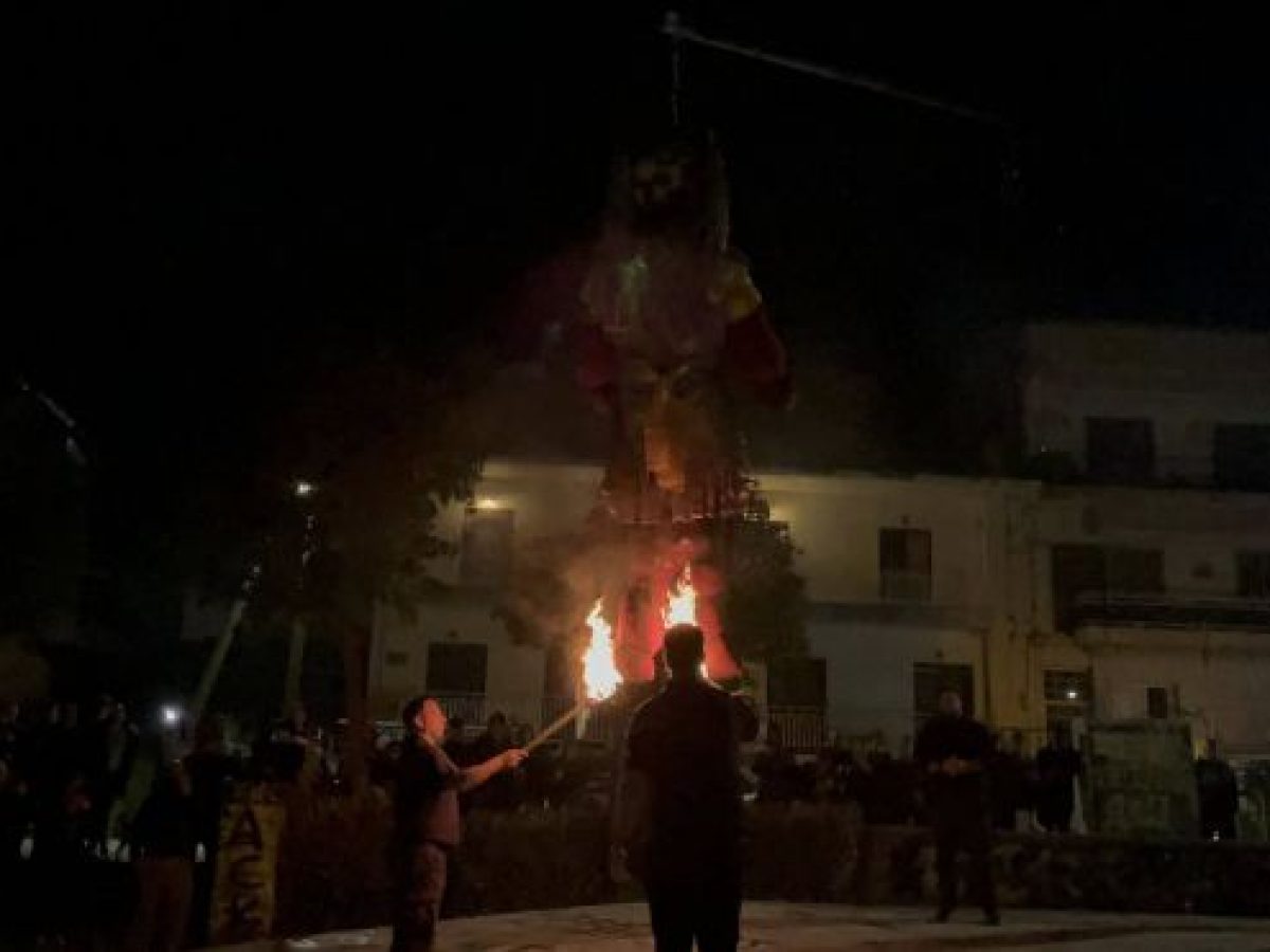 Ζωντάνεψε και φέτος το έθιμο του “Καψίματος του Ιούδα” στην πλατεία Φιλικών (εικόνες – βίντεο)